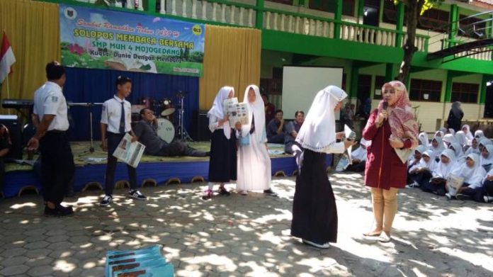 2705-SMP-Muh-4-Membaca-Bersama-696x391
