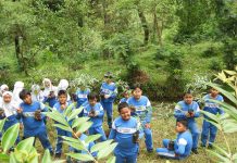 Siswa MI Muhammadiyah Karanganyar Ikut Hijaukan Lereng Gunung Lawu
