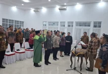 Bupati Karanganyar Rober Christanto Rombak Besar-besaran 75 Pejabat Pemkab, Ini Daftar Lengkapnya! Bupati Karanganyar Rober Christanto secara resmi merombak jajaran birokrasi dengan melantik 75 pejabat di lingkungan Pemkab Karanganyar