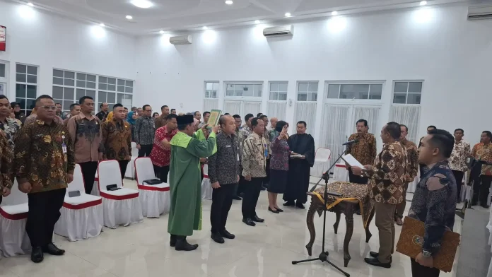 Bupati Karanganyar Rober Christanto secara resmi merombak jajaran birokrasi dengan melantik 75 pejabat di lingkungan Pemkab Karanganyar Bupati Karanganyar Rober Christanto secara resmi merombak jajaran birokrasi dengan melantik 75 pejabat di lingkungan Pemkab Karanganyar
